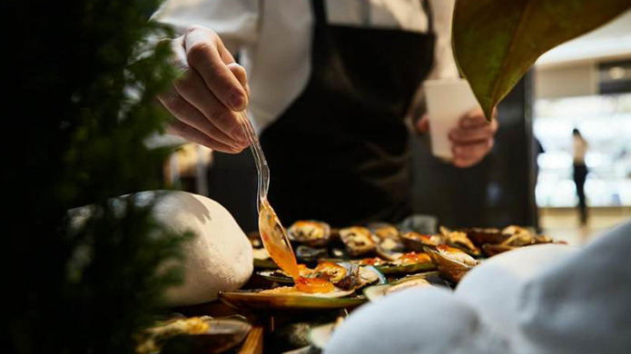 海鲜连锁餐饮宝燕壹号陷“闭店风波”，消费者充值卡失效，拖欠千余名员工薪资